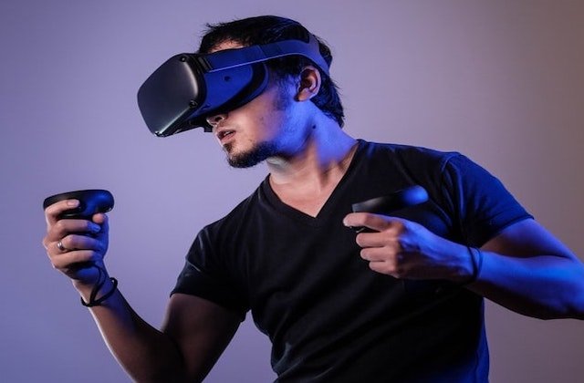VRを見る男性
